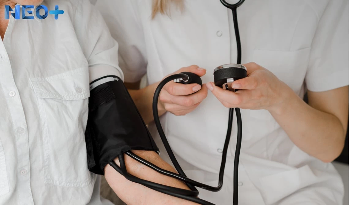 Сестра измеряет давление зависимому пациенту